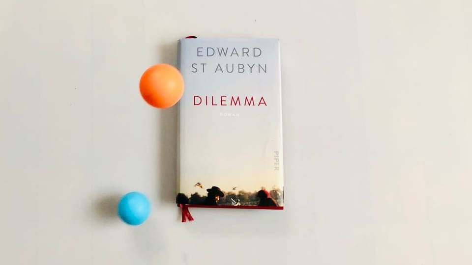 Der Roman «Dilemma» von Edward St Aubyn wird von Tennisbällen beworfen