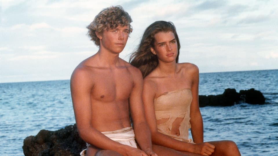 Brooke Shields und Filmpartner Christopher Atkins am Strand