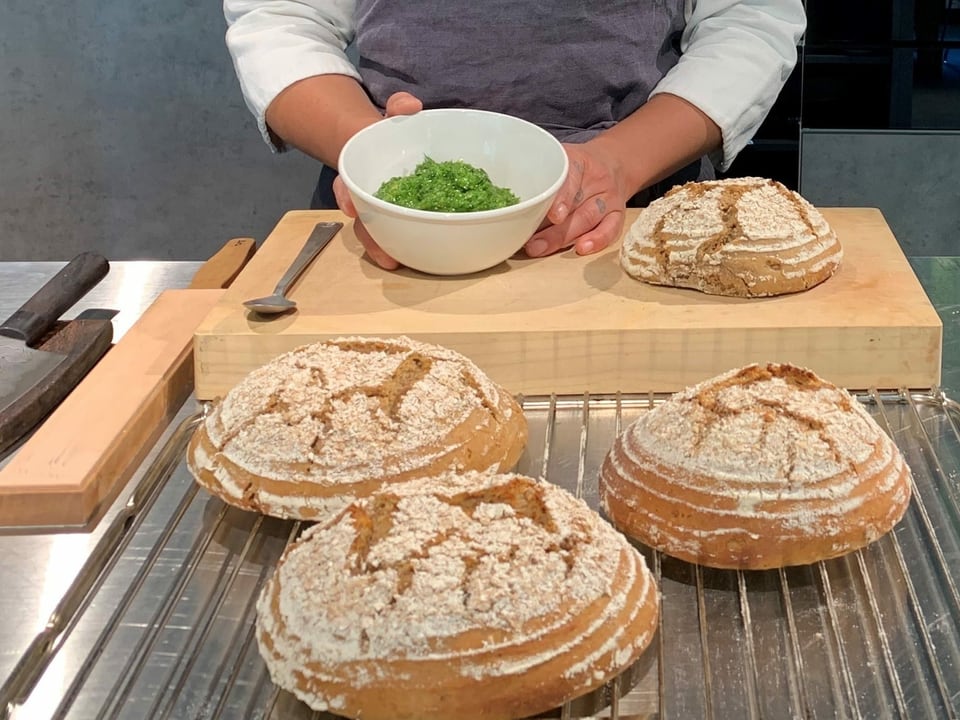 Emma Sauerteigbrot mit Wildlauch Pesto Emma Sauerteigbrot mit Wildlauch Pesto