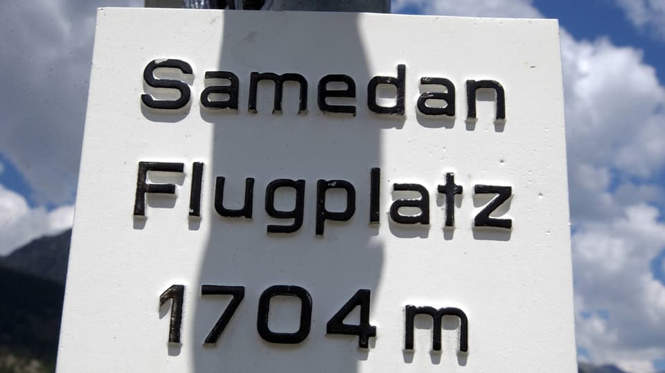 Ein Schild veweist auf den Flugplatz Samedan, 1704 Meter über Meer.