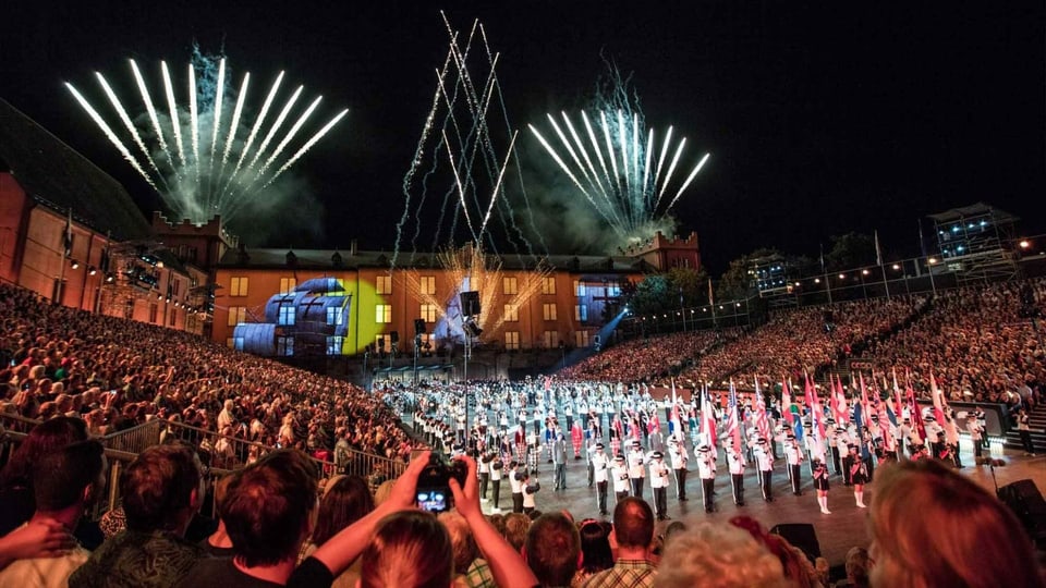 Blick auf Zuschauenden und Mitwirkende bei einem grossen Festival.