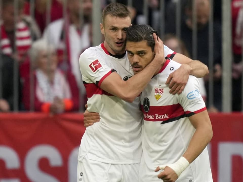 Sasa Kalajdzic (links) Konstantinos Mavropanos vom VfB Stuttgart.