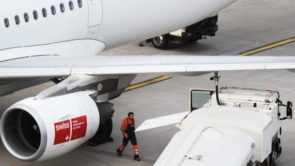 Synthetisches Kerosin Ein Flugzeug der Swiss wird getankt.