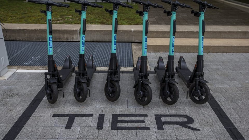 E-Scooter stehen auf eigenen Parkzonen. 