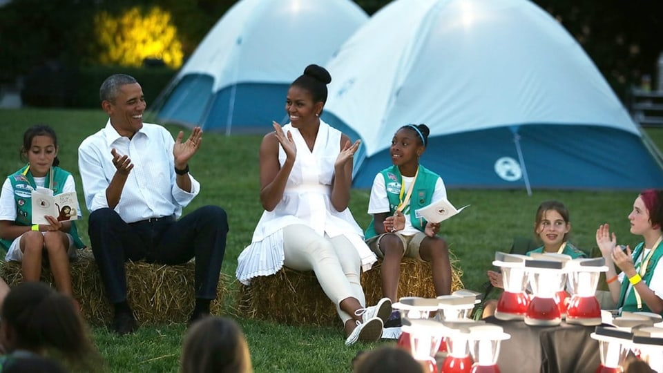 Das Pfadilager der Obamas im Garten des Weissen Hauses Michelle und Barack Obama auf Heuballen mit Kindern