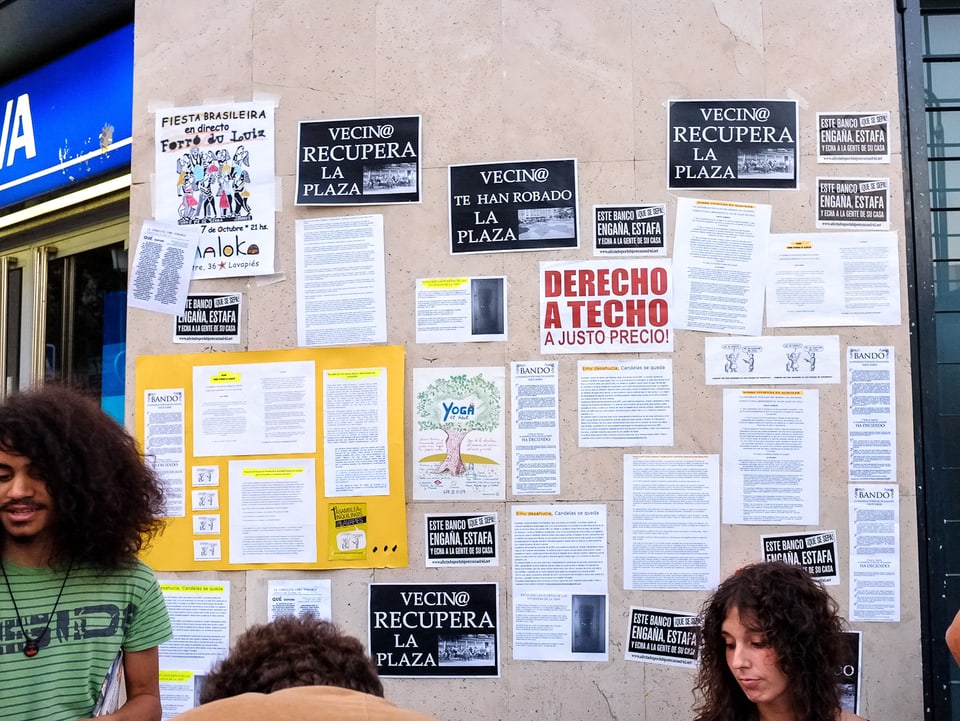 Junge Leute in Madrid sammeln Unterschriften für ein Volksbegehren gegen Zwangsräumungen.