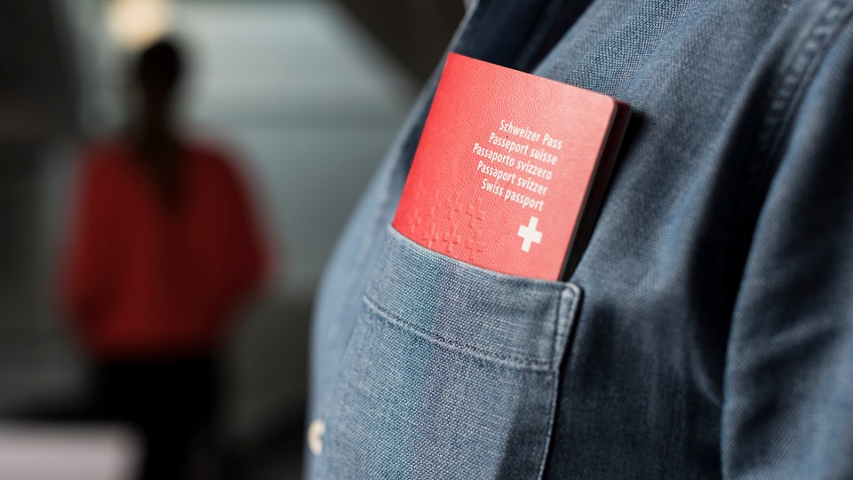 Ein Schweizer Pass steckt in einer Brusttasche eines Mannes.