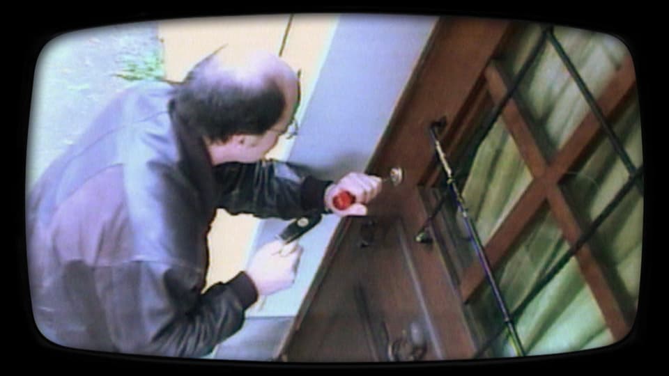 Mitarbeiter Schlüsseldienst gefilmt mit versteckter Kamera