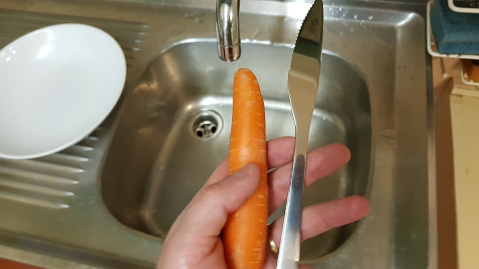 Eine Karotte und ein feines Messer