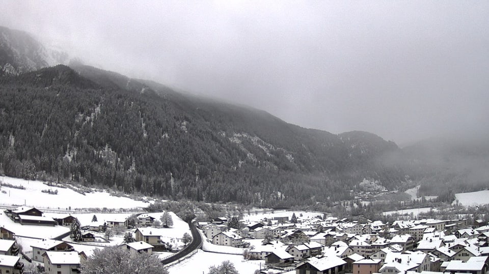 Blick auf das Dorf Andeer (GR) an der Strecke Richtung San-Bernardino-Tunnel heute Morgen (21.04.2023).