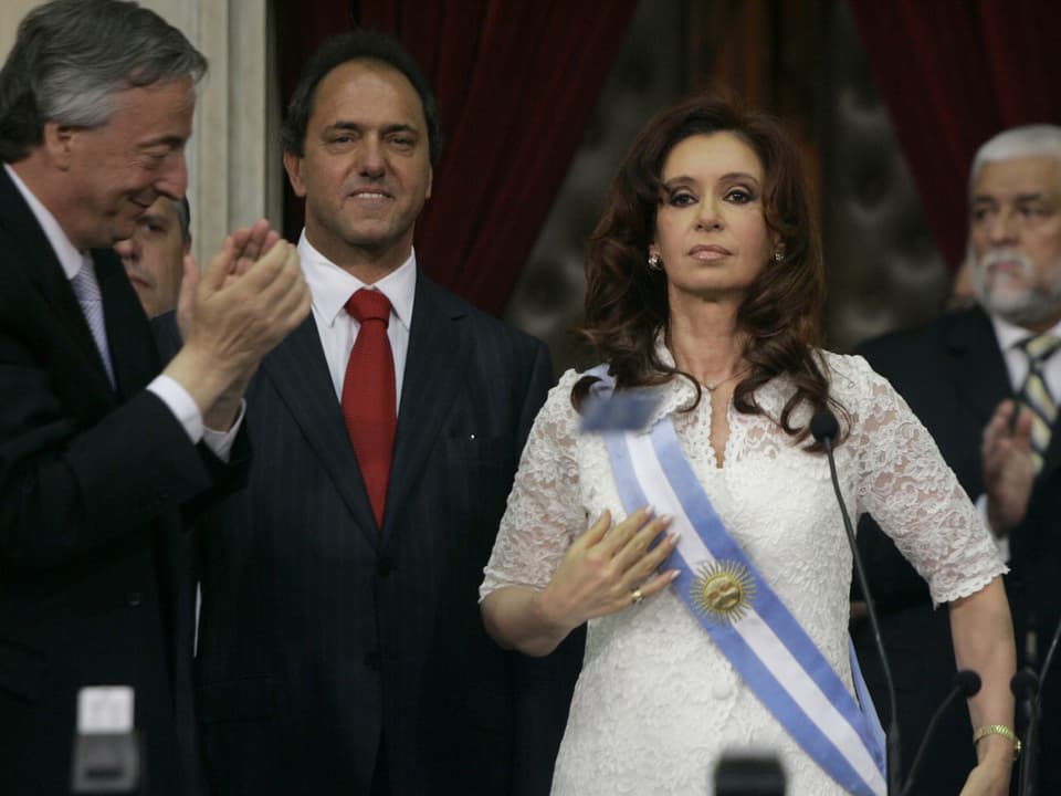 Amtseinführung von Cristina Kirchner mit blau-weisser Schärpe