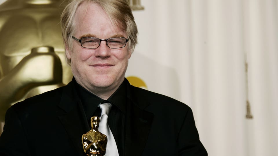 Hoffman mit einem Oscar in der Hand.