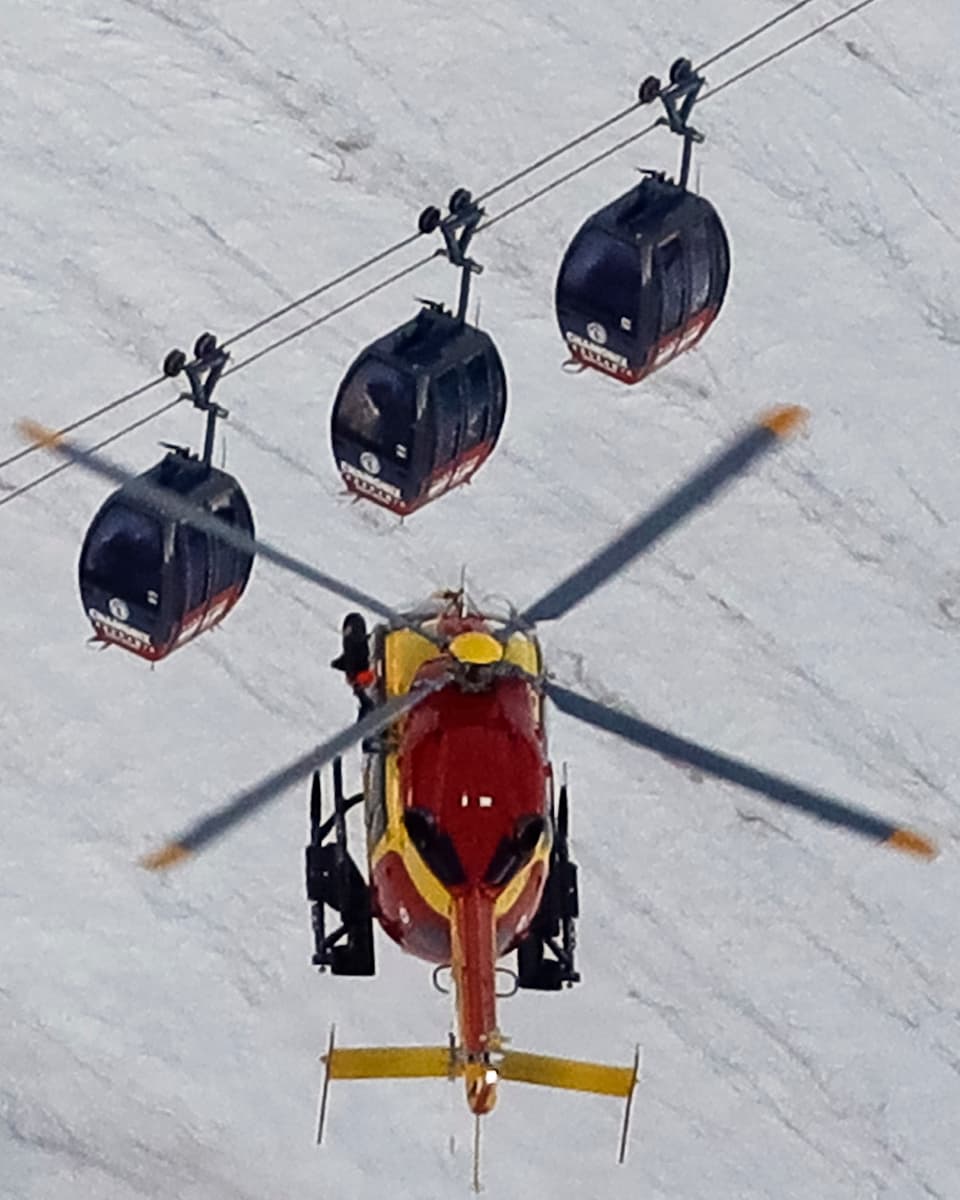 Ein Helikopter, darunter drei Gondeln