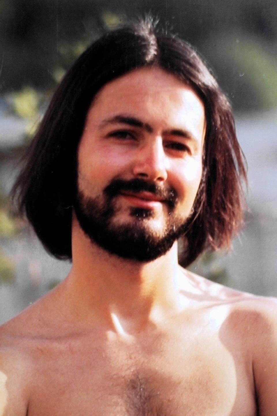 Porträt Mann mit mittellangen Haaren und Bart