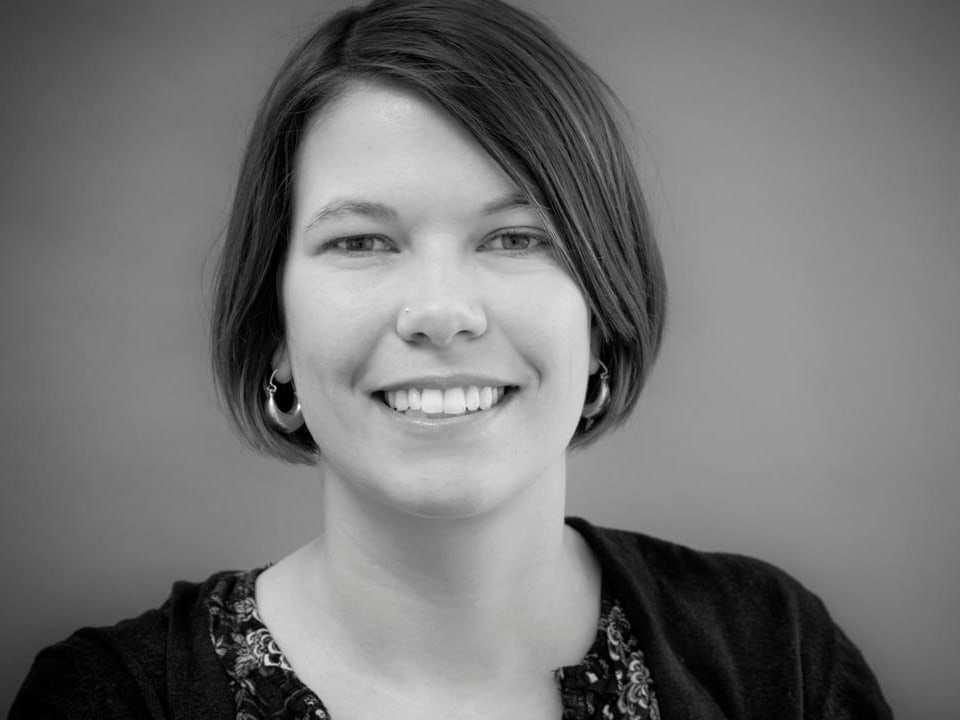 Schwarzweiss-Portrait von Leonie Marti.