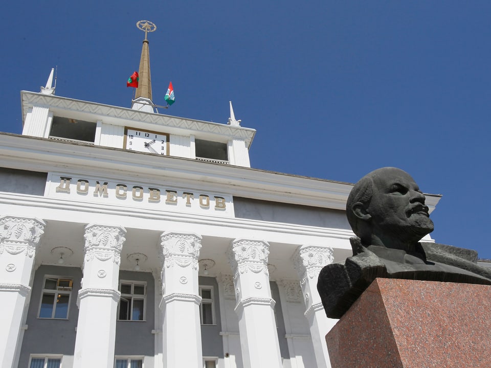 Parlamentsgebäude mit Lenin-Statue