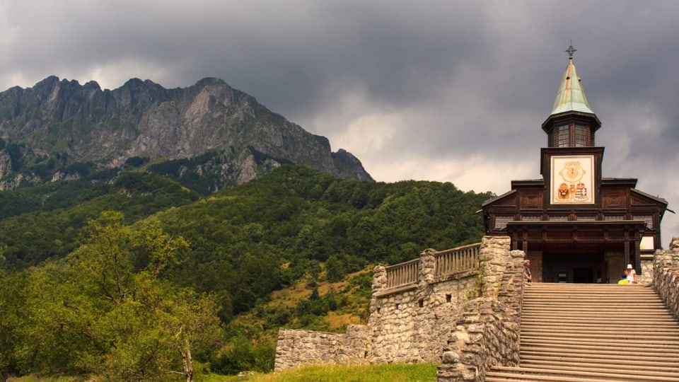 Foto einer kleinen Kapelle, davor Steintreppen