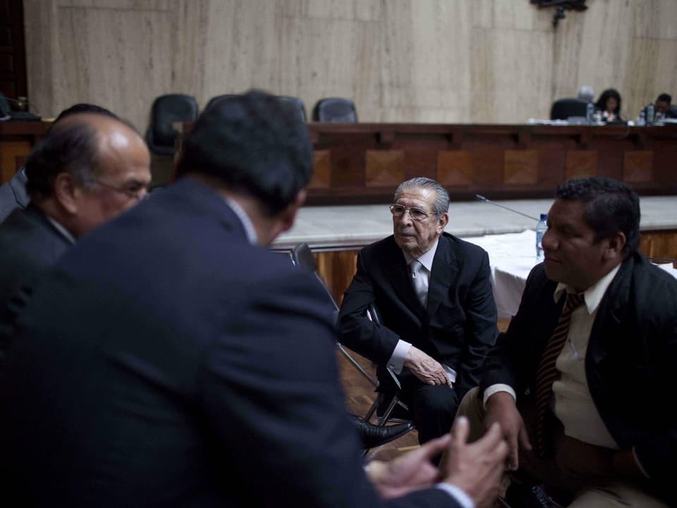 José Efraín Ríos Montt und José Mauricio Rodríguez im Gerichtssaal.