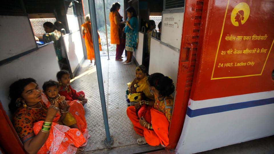 Bus in Indien mit Frauen darin.