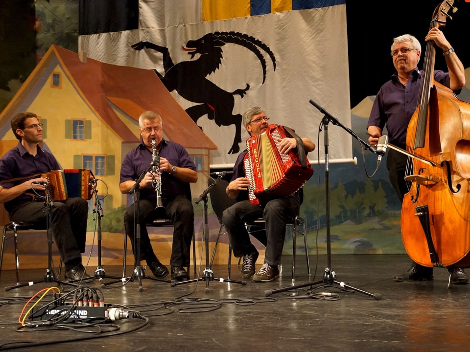 Vier Musikanten mit Schwyzerörgeli, Klarinette, Akkordeon und Kontrabass.
