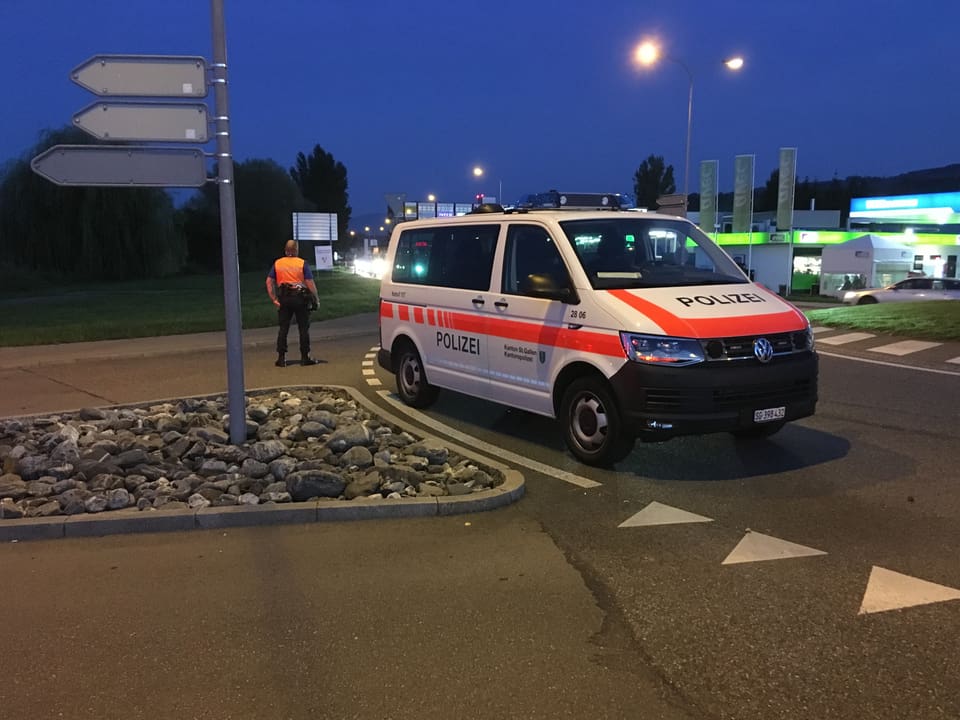 Polizeifahrzeug in Kreisverkehr