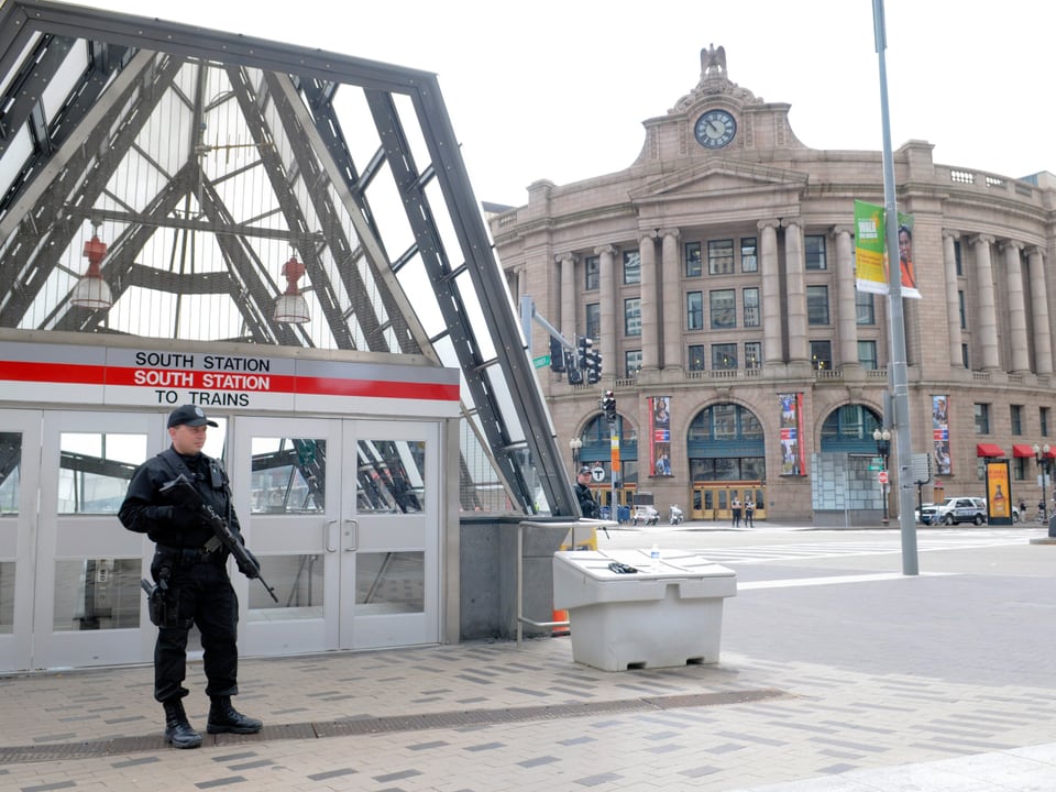 Polizist bewacht den Eingang zu einer UBahn-Station