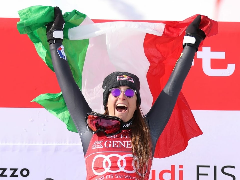 Sofia Goggia jubelt mit der italienischen Flagge.