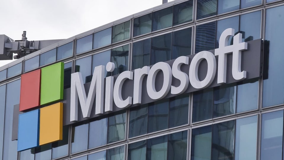 Logo von Microsoft an einem Gebäude