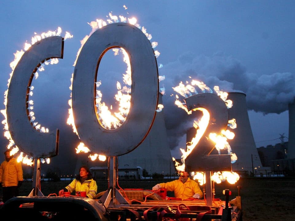Mit brennenden CO2-Buchstaben demonstrierten Umweltschützer im November 2008 vor dem Braunkohle-Kraftwerk Jänschwalde.