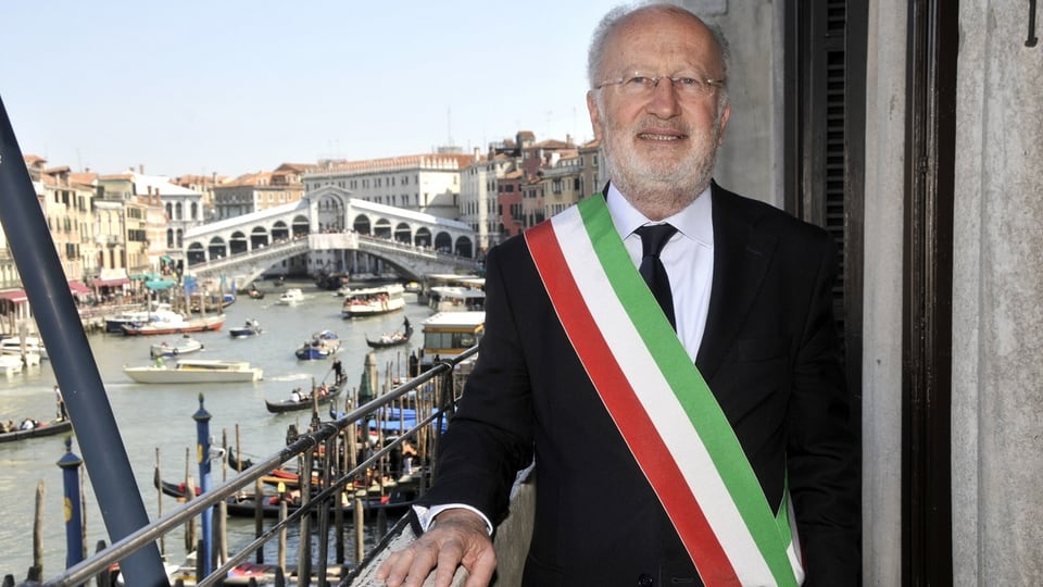 Venedigs Bürgermeister Giorgio Orsoni auf dem Balkan des Rathauses.