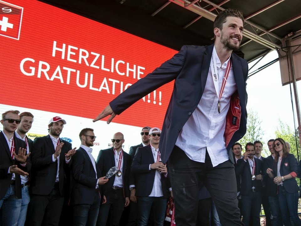 Roman Josi feiert nach dem erneuten Gewinn von WM-Silber 2018 in Dänemark mit den Schweizer Fans.