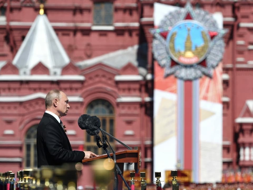 Putin auf Rednerpult.