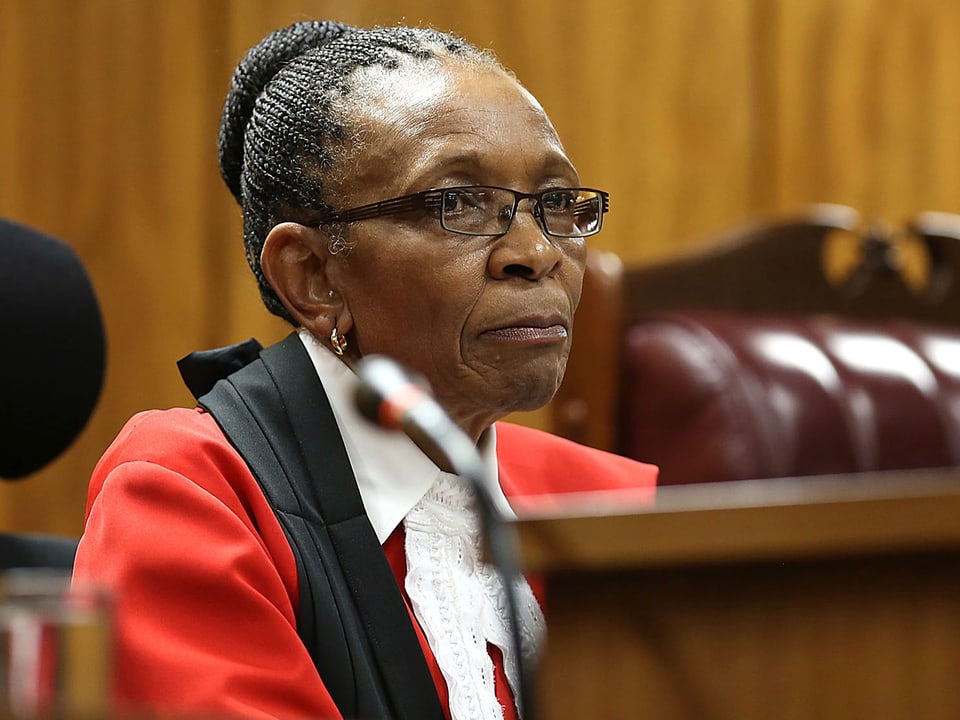 Richterin Thokozile Masipa mit Brille zuhörend an Pult.