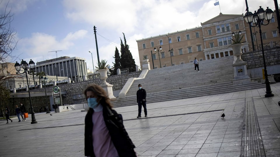 Passanten mit Mundschutz in Athener Innenstadt
