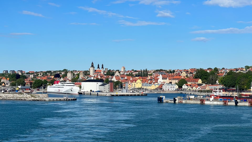 Blick vom Wasser auf den Hafen und das Stadtzentrum von Visby.