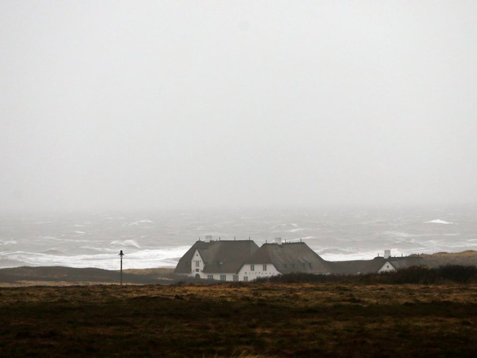 5.12.2013: In List, ganz im Norden der Insel Sylt, peitscht der Wind die Wellen.