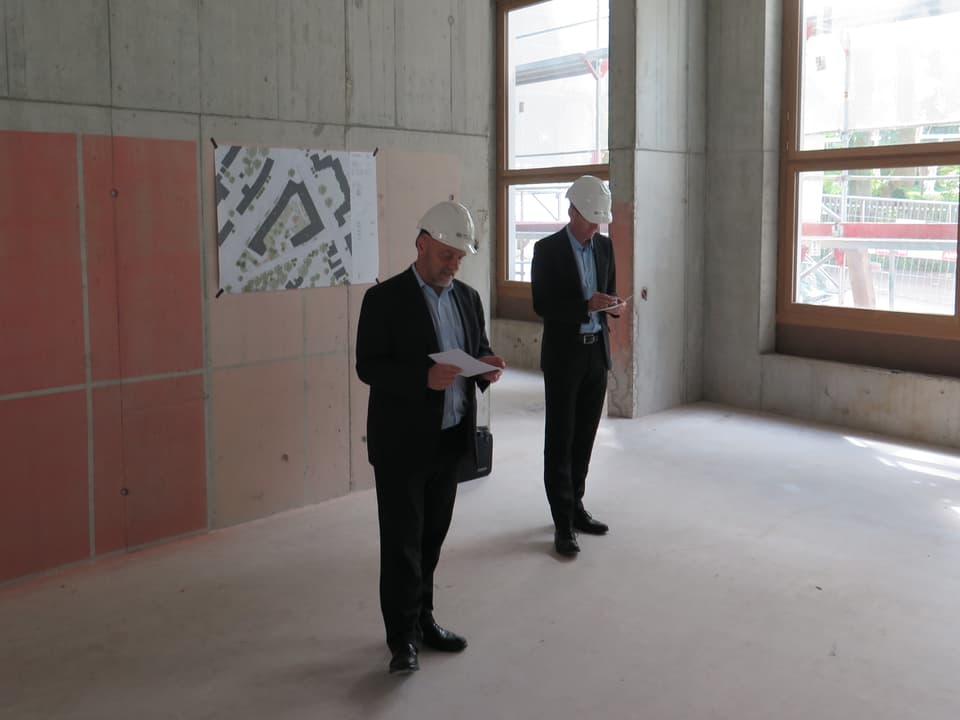 Die Stadträte André Odermatt und Daniel Leupi informieren über ihre Vorzeige-Wohnsiedlung.