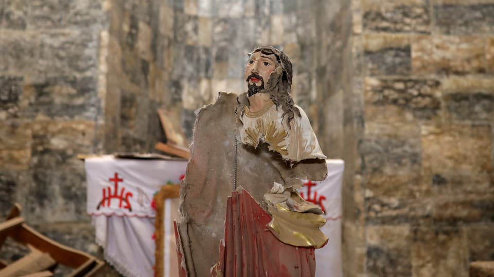 kaputte Jesusstatue in einer Kirche in Irak