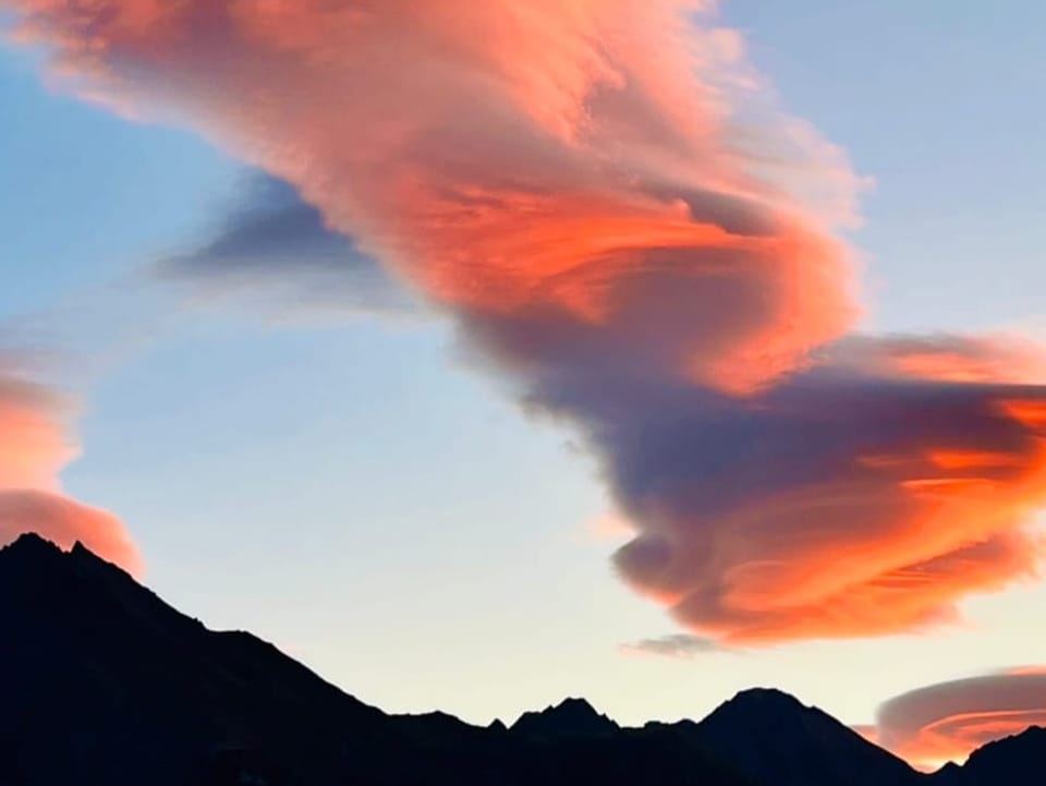 Linsenförmige Wolken über den Alpen.