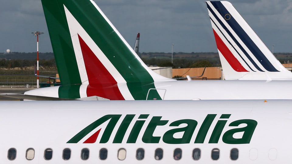 Schriftzug "Alitalia" auf einem Flugzeug