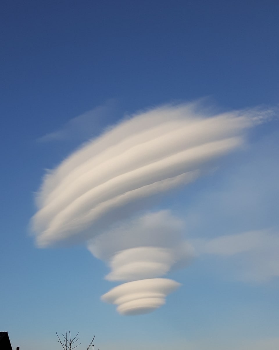 Wolken wie ein Ufo.