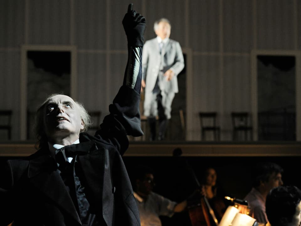 Ludwig Boettger als Charles Baudelaire (vorne links), hinter ihm verschwommen Richard Wagner (Robert Hunger-Bühler).