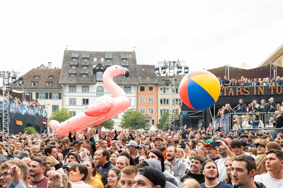 Menschenmenge auf dem Herrenacker, ein Gummiboot, das aussieht wie ein Flamingo und ein riesiger Strandball. 