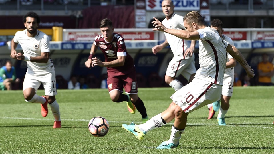 Francesco Totti schiesst den Ball.