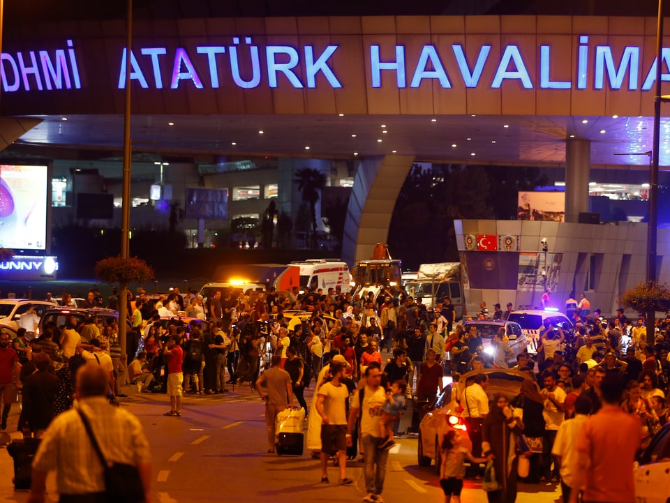 Menschansammlung vor Flughafen Istanbul.