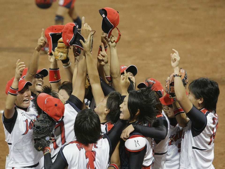 Japans Softball-Nationalteam jubelt über den Olympiasieg 2008