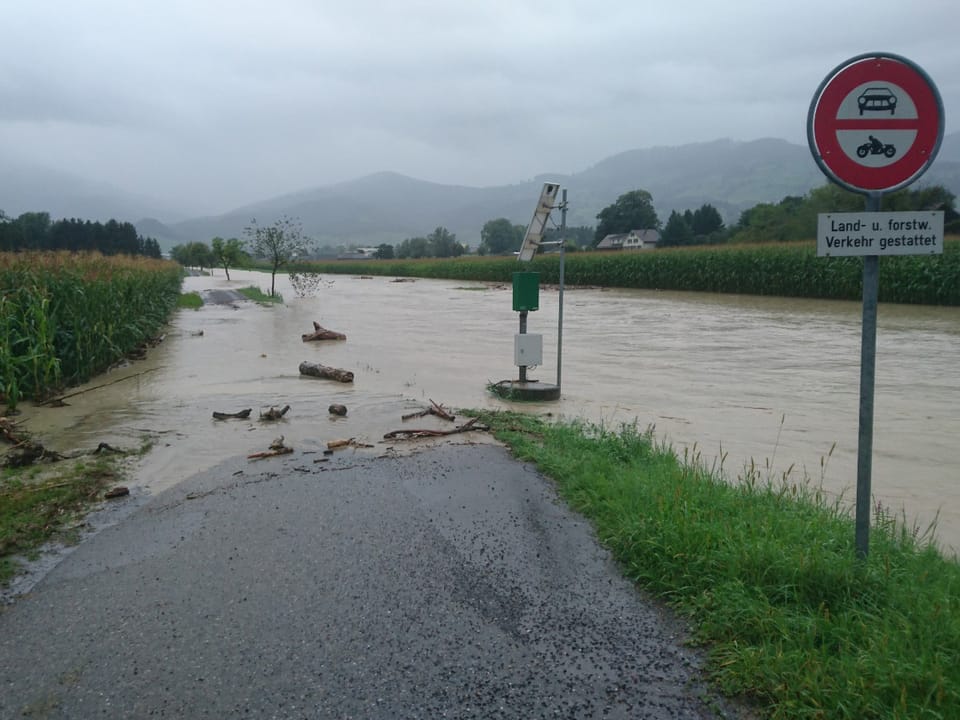 Überschwemmte Strasse im Kanton St. Gallen