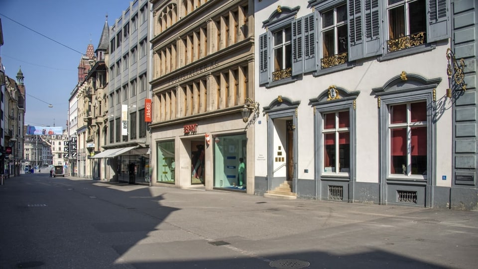 Menschenleere Gassen mit geschlossenen Geschäften und Restaurants in Basel.