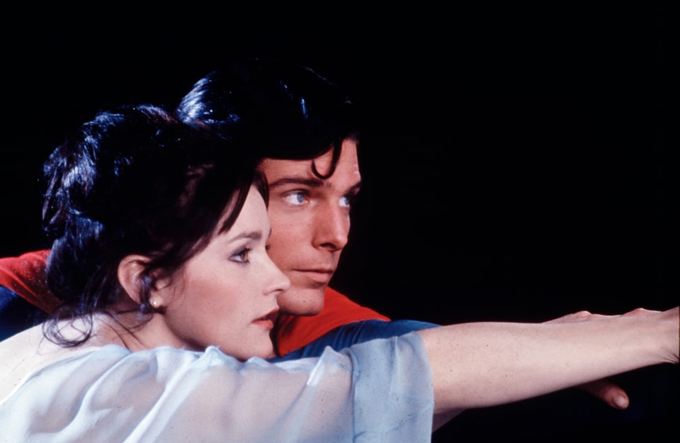 Auf dem Bild sind Superman und Lois Lane zu sehen.
