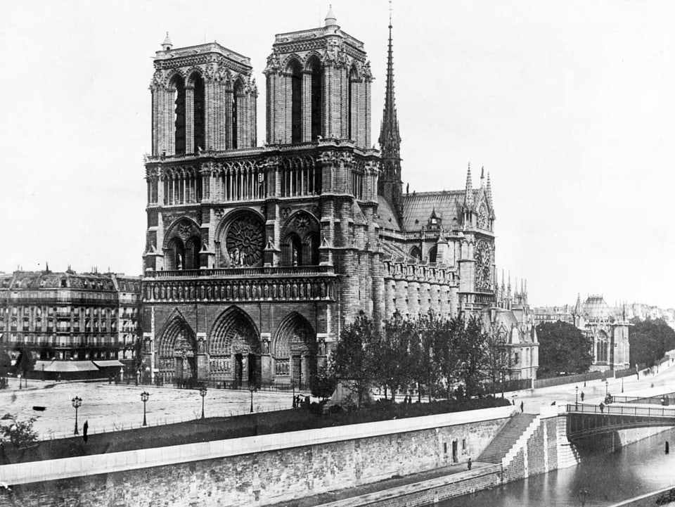 Ein Schwarz-Weiss-Bild der Notre-Dame.